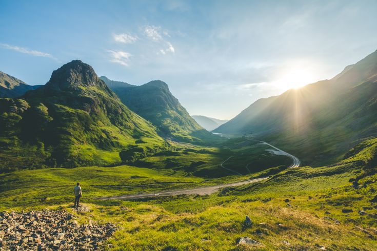 Blick über die traumhafte sonnige grüne Berglandschaft.