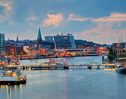 Blick über den Kieler Hafen mit Abendsonne. Kleine Boote zu sehen.