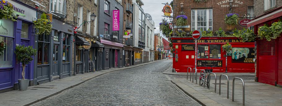 Eine belebte Straße in Dublin mit bunten Gebäuden.