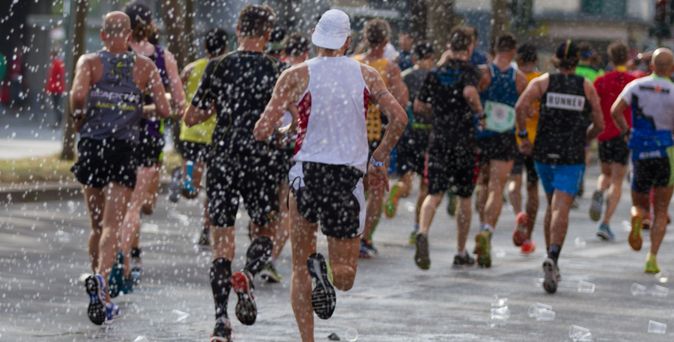 Marathonläufer laufen im Regen