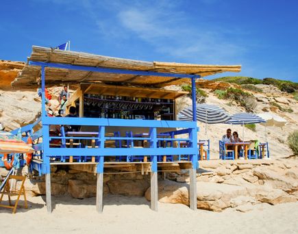 Authentischer Strandkiosk in Blautönen