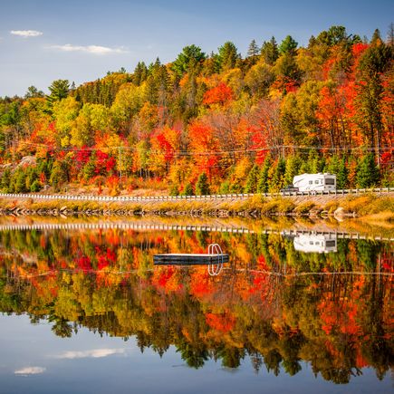 Camper Kanada Wohnmobil Reise Straße durch Herbst Wald am See