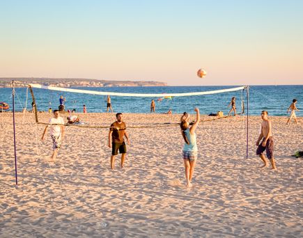 Volleyballspieler am Strand