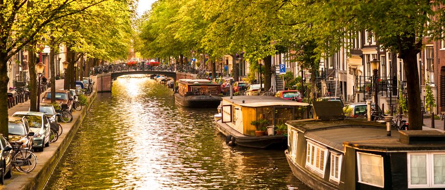 In vielen Amsterdamer Grachten liegen Hausboote
