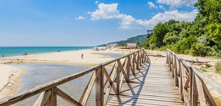 Steg am Strand von Albena in Bulgarien mit blauem Himmel im Hintergrund.