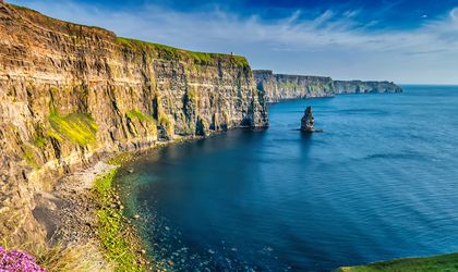 Steilküste und Meer in Irland