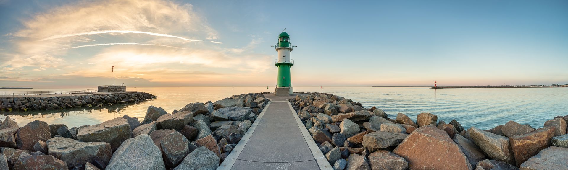 Grün weißer Leuchtturm auf der Westmole in Warnemünde 