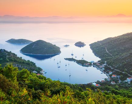Eine Luftaufnahme einer Insel mit türkisfarbenem Wasser.