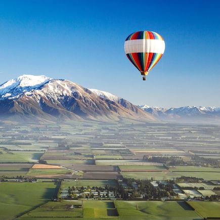 Camper Neuseeland Urlaub Reisen Heißluftballon über Feldern und Bergen