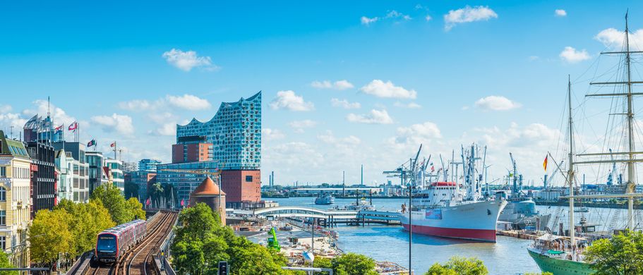 Eine Stadtansicht mit Gebäuden und einem Hafen.