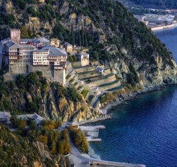 Eine felsige Küstenlinie mit einem Kloster.