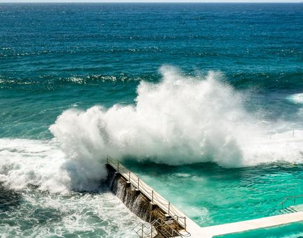 Das Schwimmbecken des Bondi Icebergs Swimming Club liegt direkt am Meer 