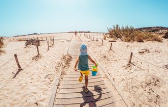 Junge am Strand