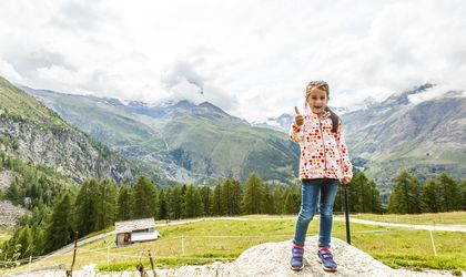 Kind in den Alpen