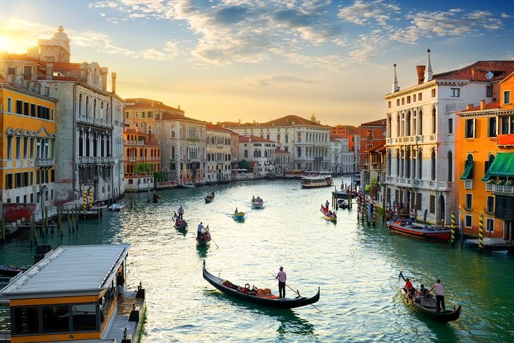 Eine Luftaufnahme von Venedig, Italien, mit Kanälen und Gebäuden bei Sonnenuntergang.