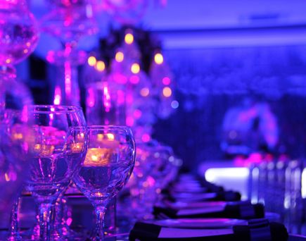 Eine Gala-Veranstaltung mit bunten Lichtern und einer Bühne.