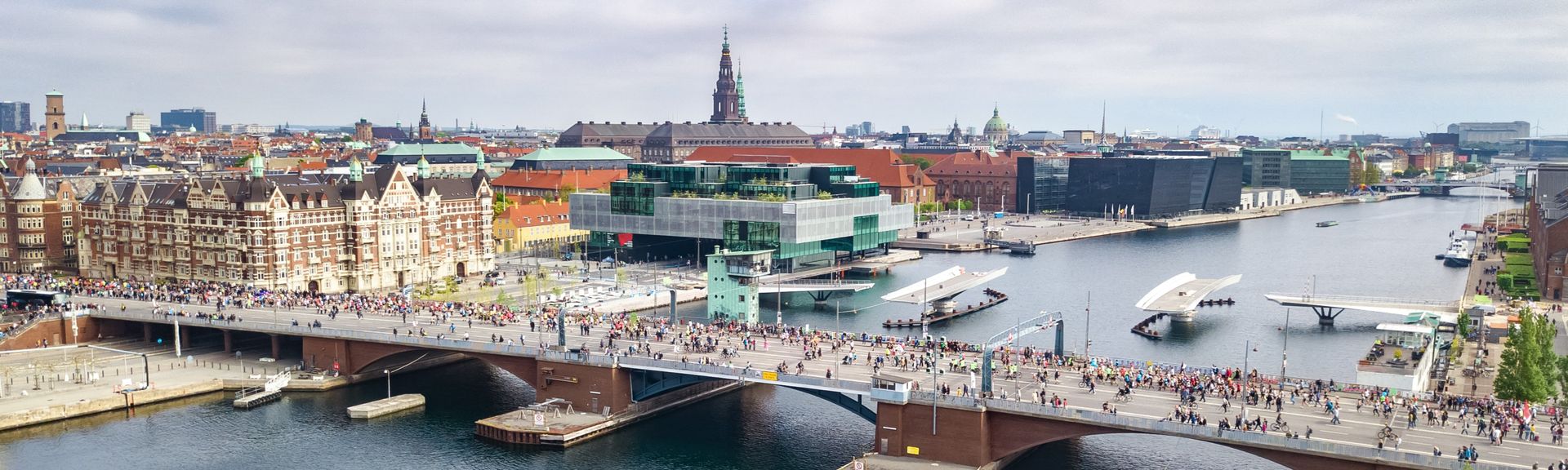 Viele Marathonläufer laufen über eine Brücke in Kopenhagen