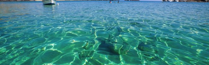 Kristallklares Wasser am Strand von Lindos, Rhodos