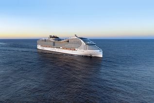 Kreuzfahrtschiff fährt durch das Meer