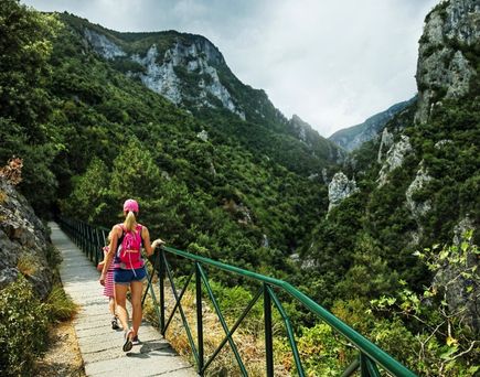 Mutter und Tochter wandern im Nationalpark Olymp