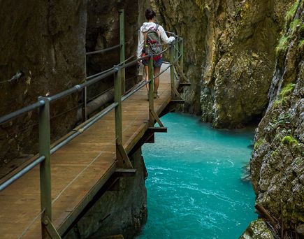 Steg über Fluss in Felsschlucht