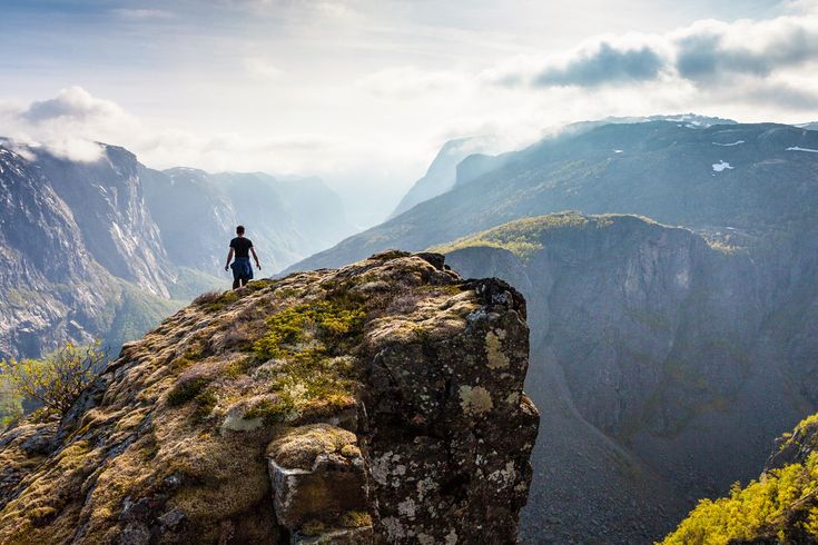 Einsamer Wanderer geniesst die Aussicht