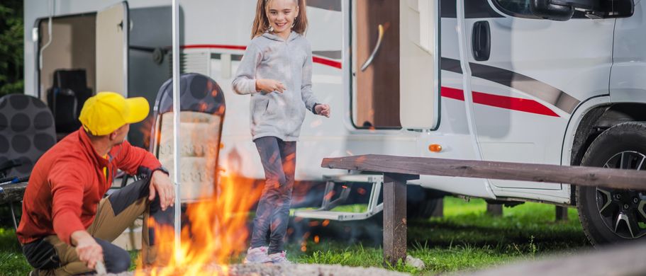 Familie vor Camper