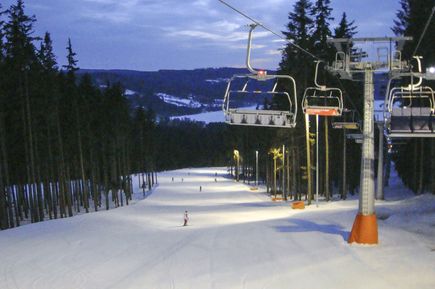 Nächtliche Abfahrt im Flutlicht auf den Pisten von Lipno-Kramolín