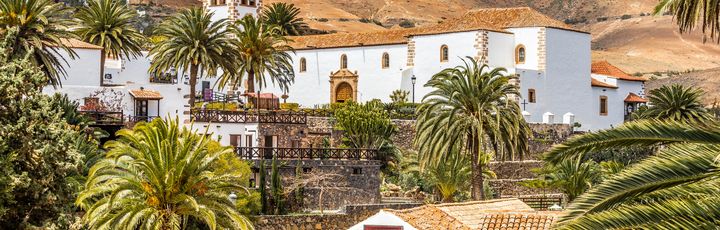 Blick auf Betancuria, Kirche und Häuser.