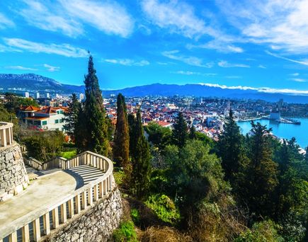 Die Stadt Split mit einem Hafen und Gebäuden am Wasser.