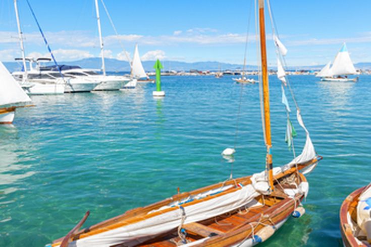 Ein traditionelles Segelboot im Hafen.