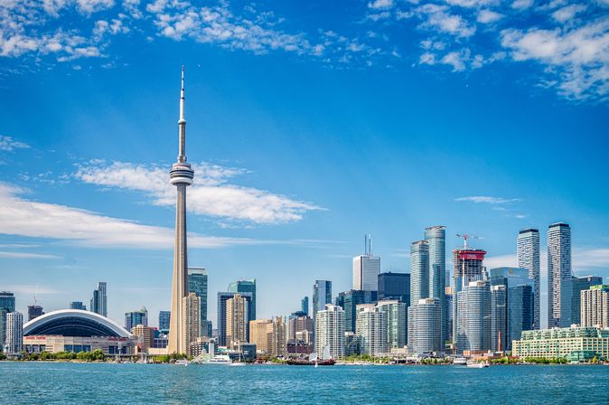 Blick über das Meer auf die Skyline vonToronto