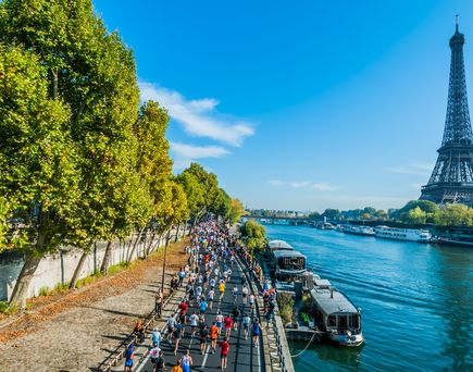 Laufer in PAris mit Eiffelturm im Hintergrund