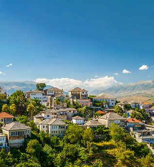 Stadt der 1000 Stufen Viele Häuser in der Altstadt von Gjirokastra sind nur über extrem steile, kunstvoll gepflasterte Gassen erreichbar
