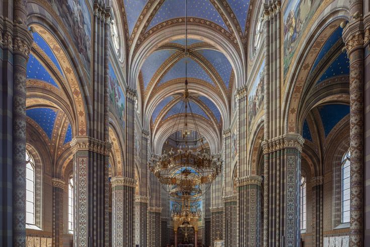 Ein Innenraum einer Kathedrale mit hohen Bögen und Säulen.