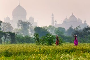 ZWei Frauen in Indien mit Körben auf dem Kopf
