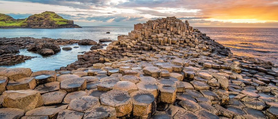 Die Basaltsäulen des Giant's Causeway in Nordirland bei Sonnenuntergang.