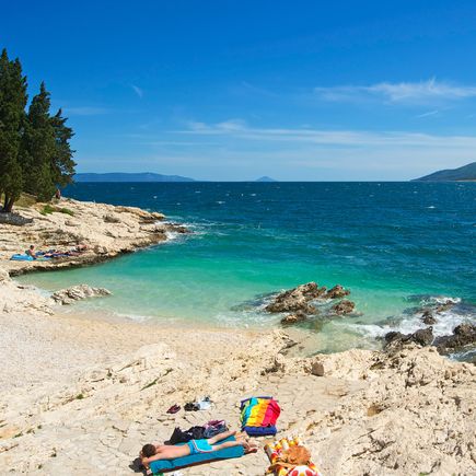 Camping Istrien Kroatien Urlaub Reisen Badebucht mit blauem Wasser