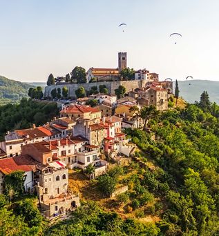 Eine Stadt auf einem Hügel mit einem Schloss.