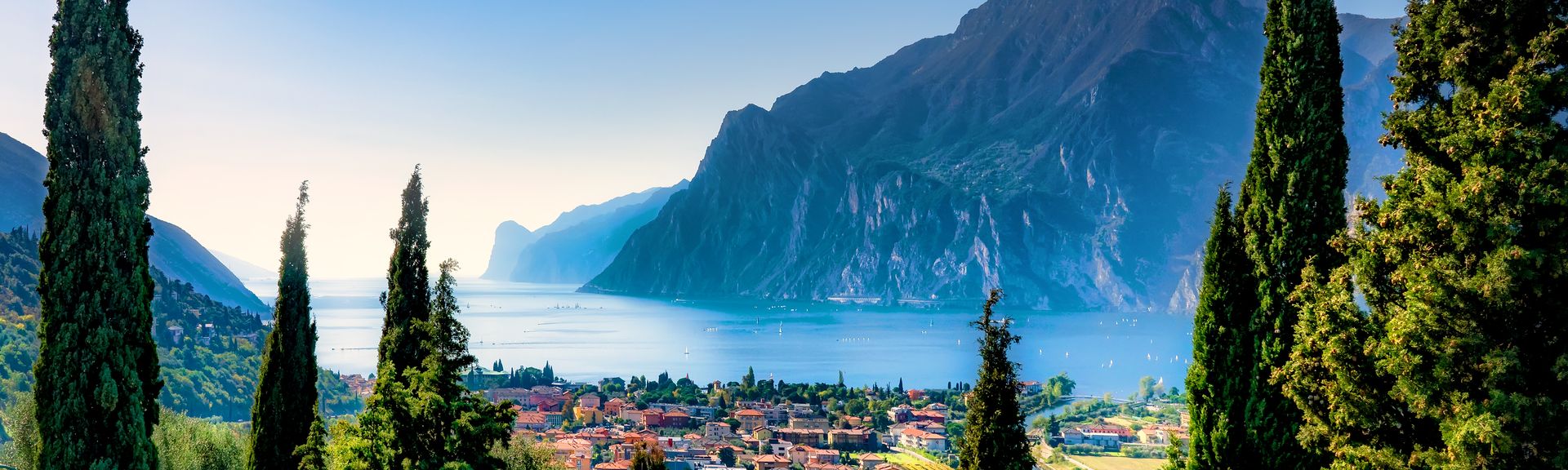 Ausblick auf den Gardasee(Lago di Garda) und die Berge, Italien