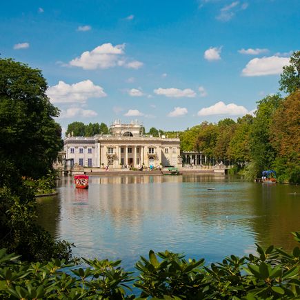 Schloss im Park vor See
