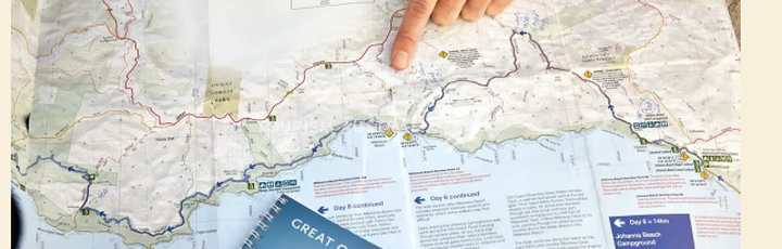 Hand zeigt auf eine Karte