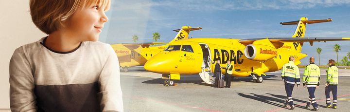 Kind guckt auf das Rollfeld wo ein ADAC Flugzeug steht