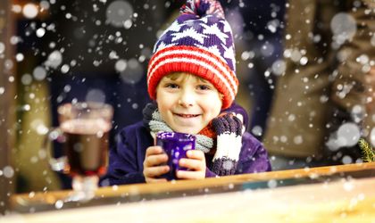 Weihnachtsmarkt Junge Heißgetränk