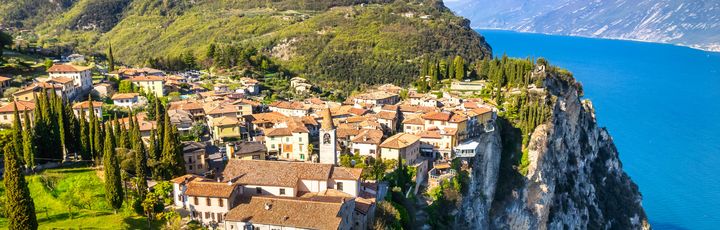 Vogelperspektive, Blick auf Tremosine auf dem Berg, mit Blick auf den See