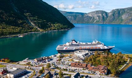 VAsco da Gama Schiff liegt im Hafen in Norwegen, Berge und Meer im Hintergrund