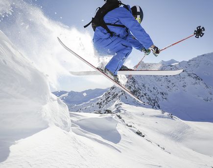 Rasante Abfahrt durch den Tiefschnee am Ortler