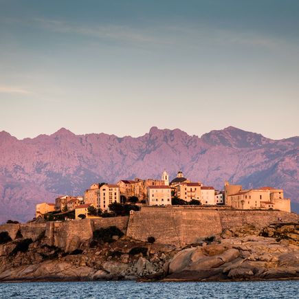 Die Altstadt von Calvi thront an der Westküste Korsikas über dem Meer