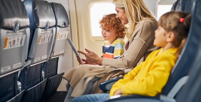 Mutter mit Kind sitzen im Flugzeug