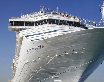 Der Bug eines Kreuzfahrtschiffes auf dem Wasser.